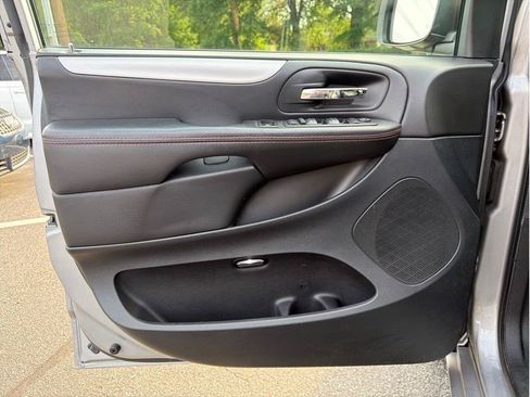 Used 2018 Dodge Grand Caravan GT FWD image 9