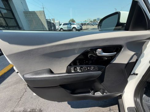 Used 2020 Kia Niro LXS FWD image 11
