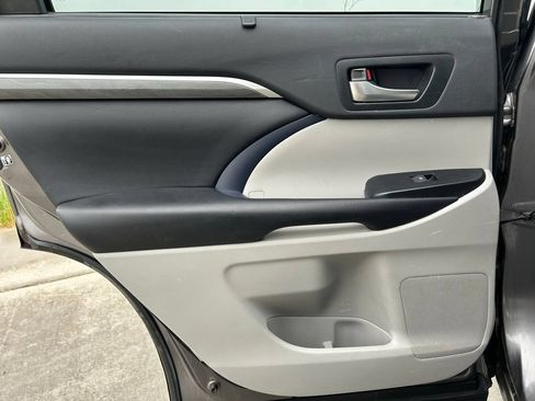 Used 2019 Toyota Highlander Limited Platinum AWD/4WD image 25