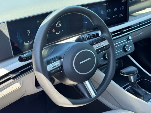 Used 2025 Hyundai Tucson SE image 16