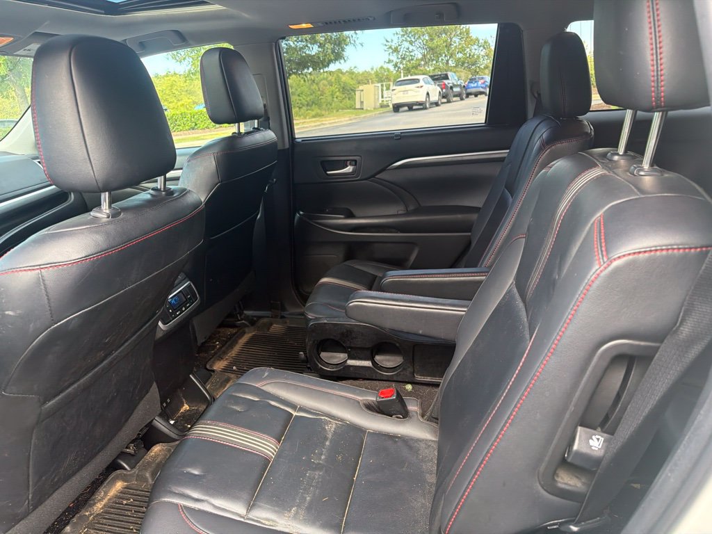 Used 2019 Toyota Highlander SE w/ Nightshade Edition AWD/4WD image 10