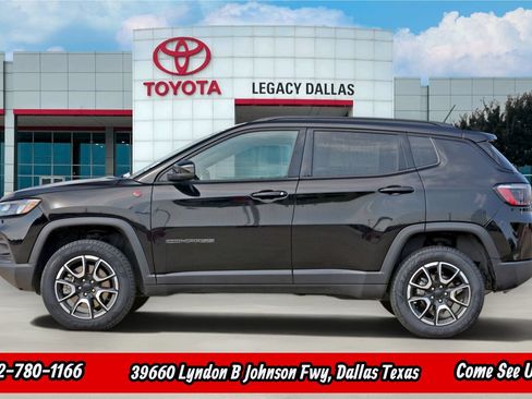 Used 2024 Jeep Compass Trailhawk AWD/4WD image 6