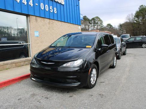 Used 2022 Chrysler Voyager LX image 3
