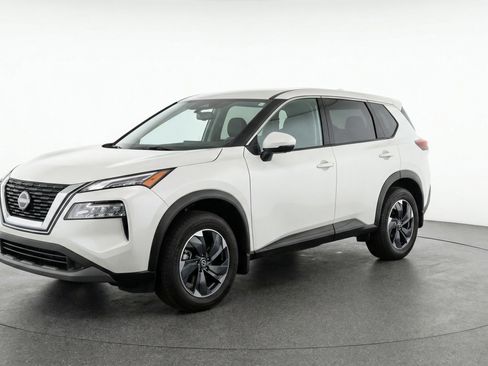 Used 2025 Nissan Rogue SV image 3