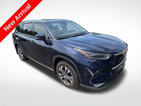 Used 2021 Toyota Highlander XLE AWD/4WD image 1