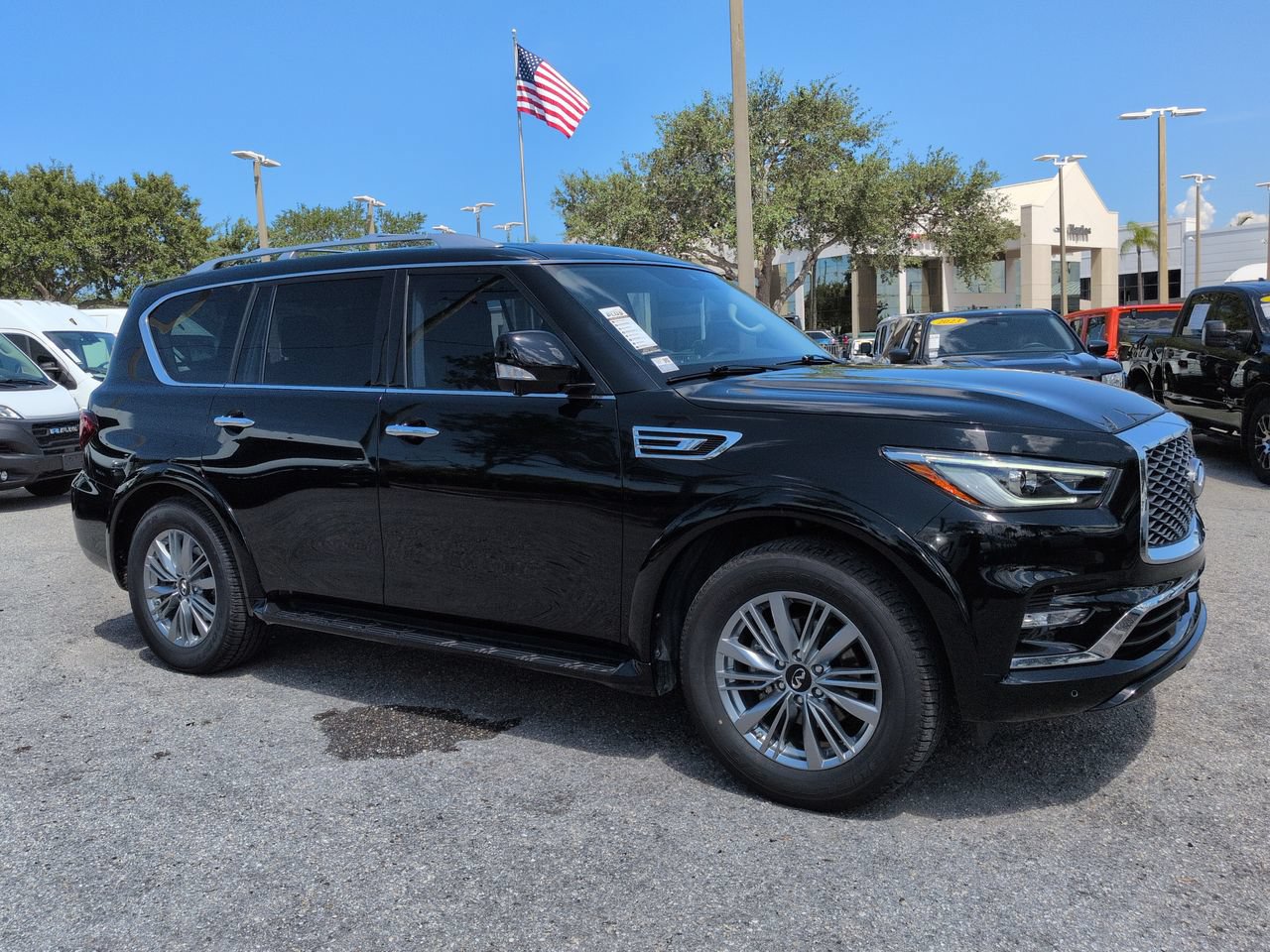 Used 2021 INFINITI QX80 Luxe w/ All-Season Package RWD image 2