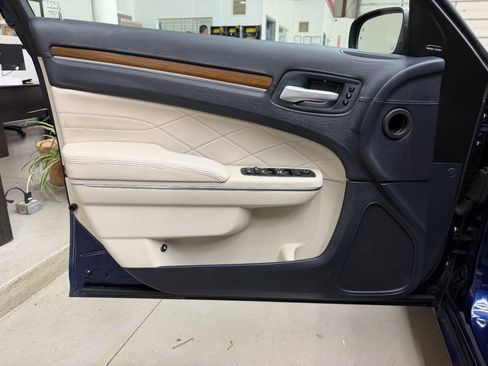 Used 2015 Chrysler 300 C Platinum w/ Harman/Kardon Audio Group RWD image 10