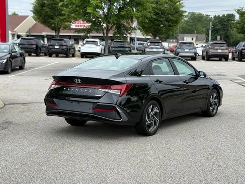 Used 2024 Hyundai Elantra Limited FWD image 5