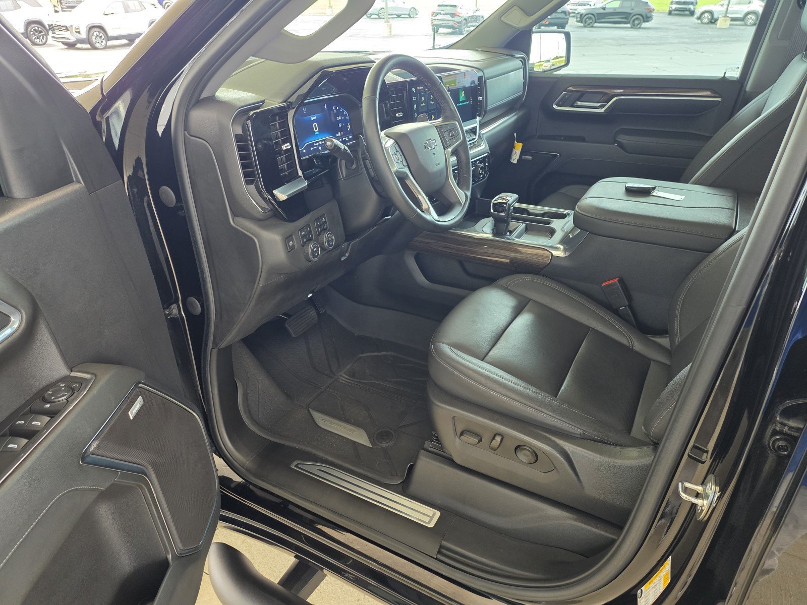 Used 2023 Chevrolet Silverado 1500 RST w/ Redline Edition AWD/4WD image 6