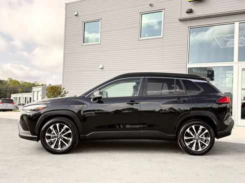 Used 2024 Toyota Corolla Cross XLE w/ Convenience Package image 15