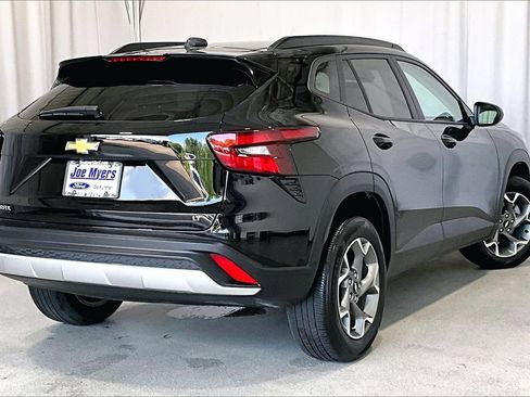 Used 2025 Chevrolet Trax LT FWD image 13