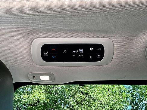 Certified 2023 Chrysler Pacifica Limited FWD image 17