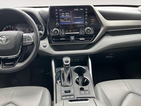 Used 2020 Toyota Highlander XLE AWD/4WD image 11