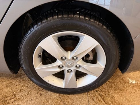 Used 2013 Hyundai Elantra GLS w/ Preferred Pkg image 40