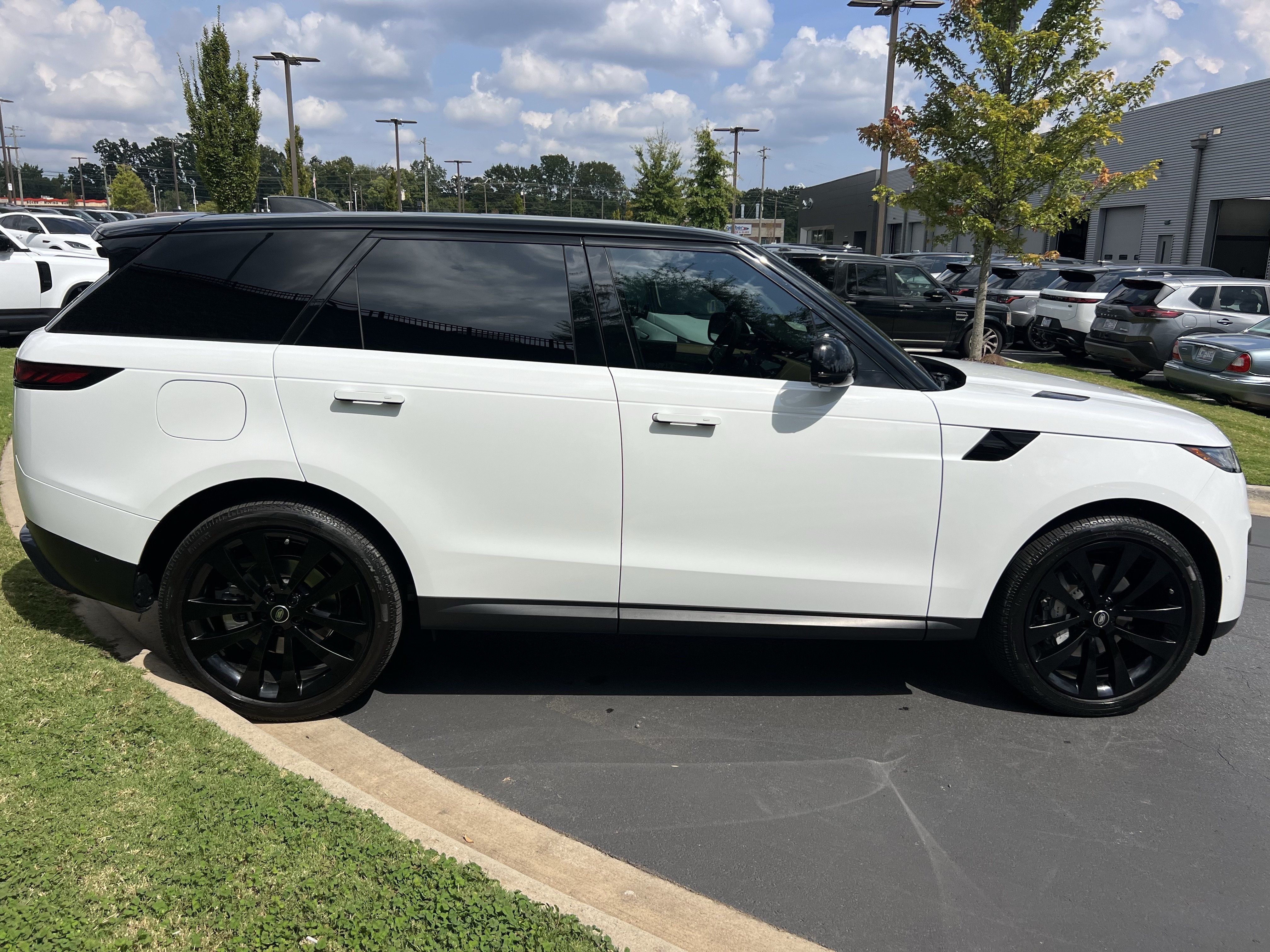 Used 2025 Land Rover Range Rover Sport SE AWD/4WD image 8