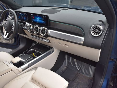 Used 2022 Mercedes-Benz GLB 250 4MATIC w/ Premium Package Lite image 6