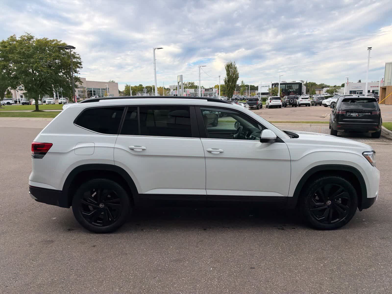 Used 2023 Volkswagen Atlas SE w/ Black Wheel Package FWD image 6