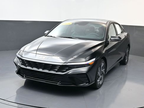 Certified 2025 Hyundai Elantra Limited image 8