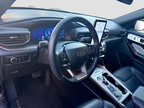 Used 2023 Ford Explorer Platinum w/ Technology Package image 9