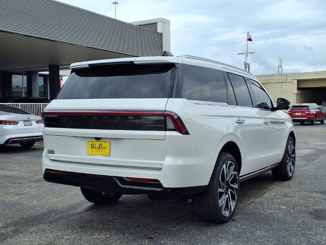 New 2026 Lincoln Navigator Reserve AWD/4WD image 2