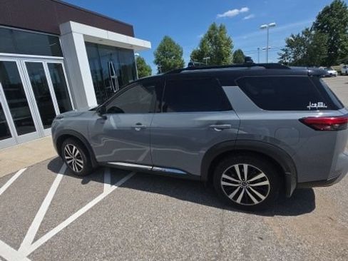Used 2024 Nissan Pathfinder Platinum w/ Cargo Package AWD/4WD image 3
