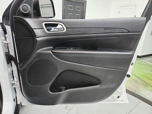 Used 2021 Jeep Grand Cherokee Laredo image 28