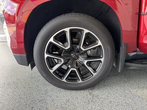 Used 2022 Chevrolet Suburban RST w/ Sport Performance Package image 31