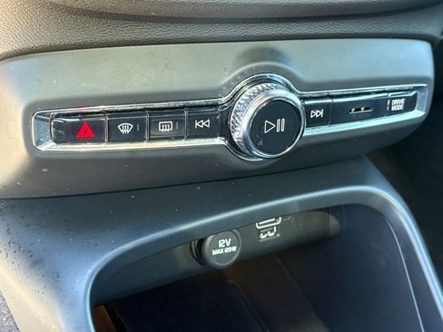 Used 2022 Volvo XC40 T5 R-Design w/ Advanced Package image 19