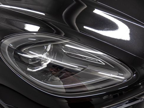 Used 2025 Porsche Macan AWD/4WD image 10