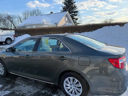 Used 2014 Toyota Camry LE image 14