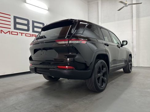 Used 2023 Jeep Grand Cherokee Limited w/ Black Appearance Package AWD/4WD image 9