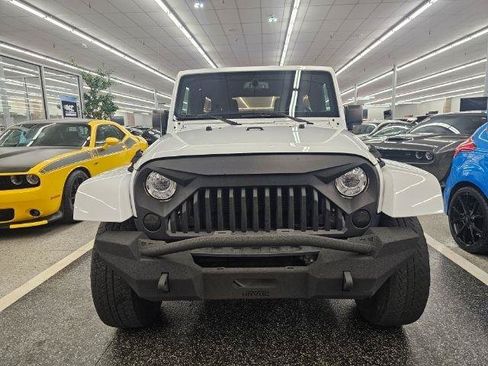 Used 2018 Jeep Wrangler Unlimited Sahara w/ Connectivity Group AWD/4WD image 3