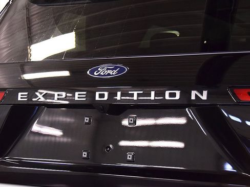 Used 2025 Ford Expedition Platinum w/ Platinum Ultimate Package AWD/4WD image 13