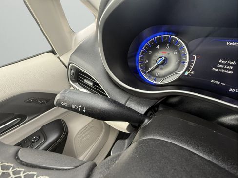 Used 2024 Chrysler Pacifica Touring-L image 25