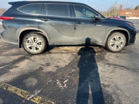 Used 2021 Toyota Highlander XLE image 12