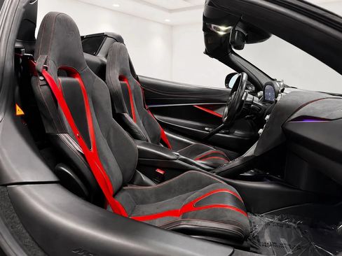 Used 2020 McLaren 720S Spider RWD image 18