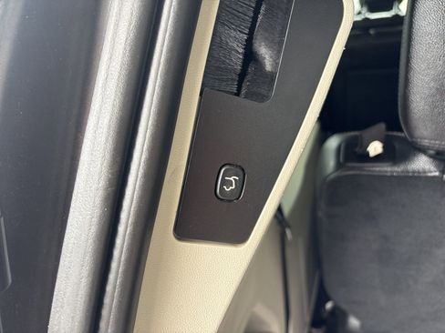 Used 2015 Chrysler Town & Country Touring FWD image 20