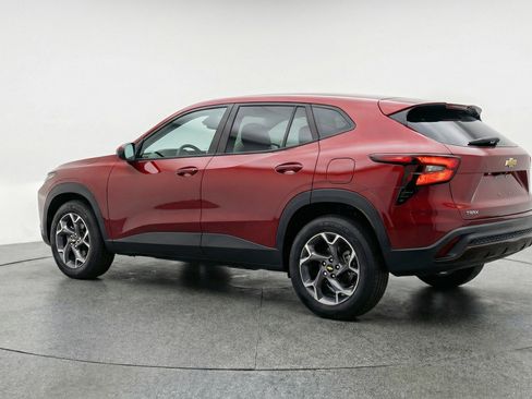 Used 2025 Chevrolet Trax LT w/ LT Convenience Package image 6