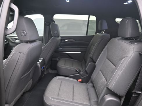 Used 2025 Chevrolet Traverse LT image 17