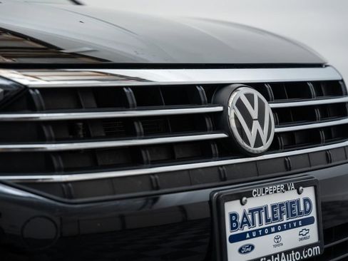 Used 2021 Volkswagen Jetta SE w/ SE Cold Weather Package FWD image 11