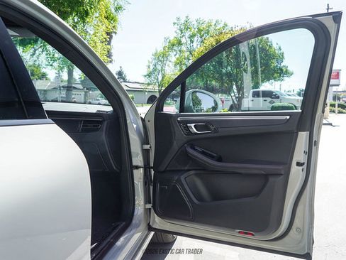 Used 2025 Porsche Macan GTS image 44