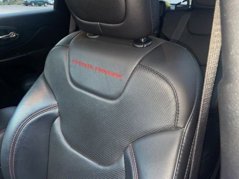 Used 2019 Jeep Cherokee Trailhawk image 11