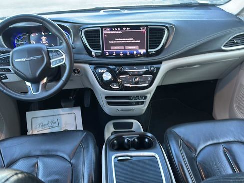 Used 2022 Chrysler Pacifica Touring-L image 19