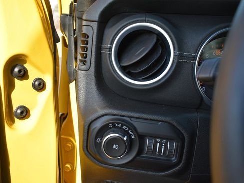 Used 2018 Jeep Wrangler Unlimited Sahara image 25