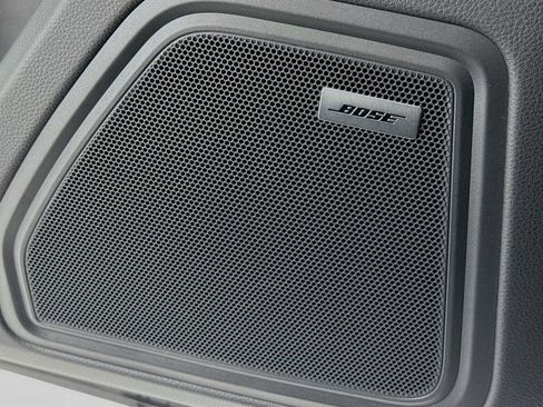 Certified 2025 Porsche Macan AWD/4WD image 12