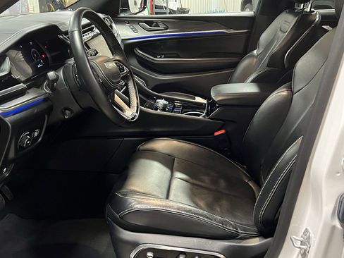 Used 2023 Jeep Grand Cherokee Overland w/ Advanced Protech Group III image 9