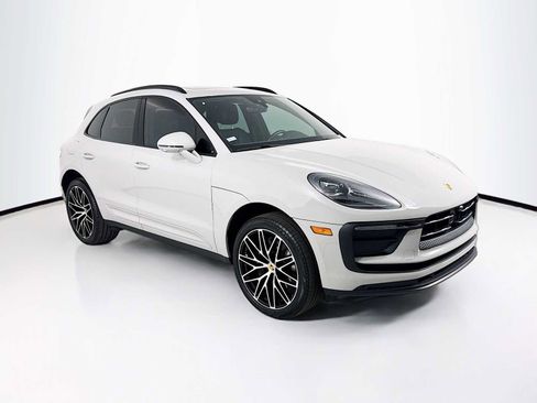 Certified 2025 Porsche Macan image 7