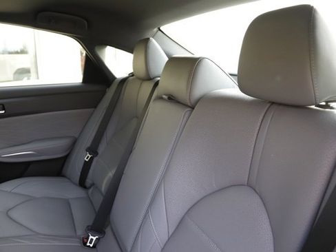 Used 2021 Toyota Avalon Limited image 15