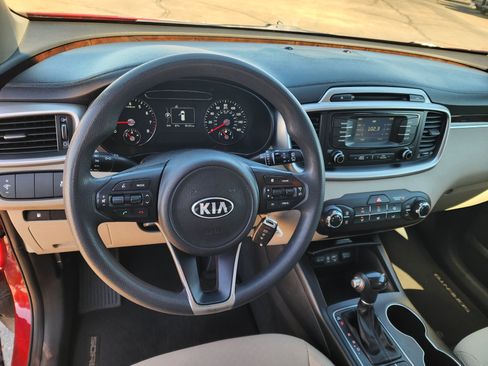 Used 2017 Kia Sorento AWD image 2