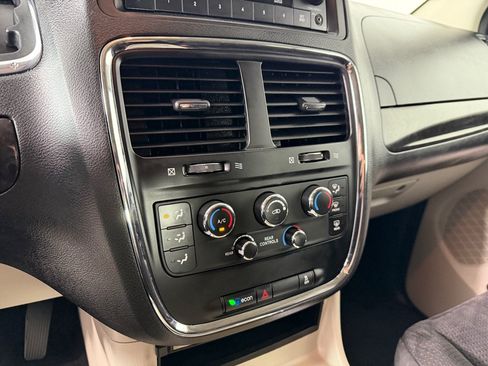 Used 2014 Dodge Grand Caravan SXT FWD image 17